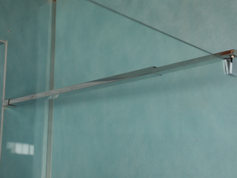 RSQA ピボットシャワーエンクロージャ、透明強化ガラス、クロムアルミニウムプロファイル、二重穴ハンドル、トレイ付き RSQA ピボットシャワーエンクロージャ、透明強化ガラス、クロムアルミニウムプロファイル、二重穴ハンドル、トレイ付き