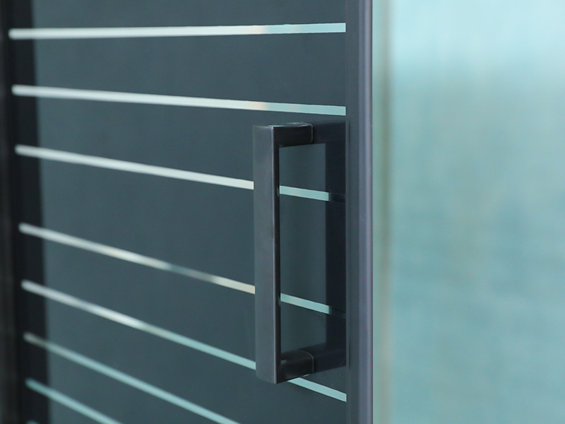 SQ 二重穴ハンドルが付いている黒いアルミニウム プロファイルの正方形のスライド シャワーのエンクロージャ SQ 二重穴ハンドルが付いている黒いアルミニウム プロファイルの正方形のスライド シャワーのエンクロージャ