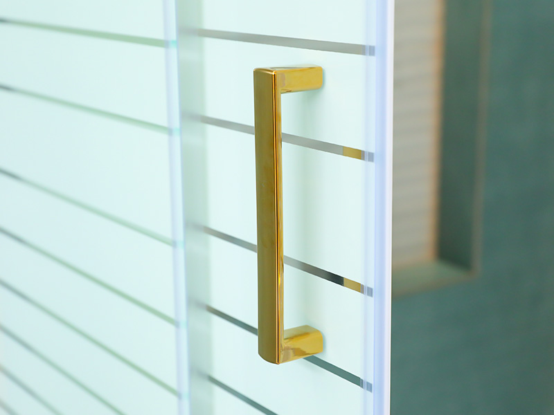 正方形のスライド式シャワーエンクロージャ、印刷付き透明強化ガラス、ゴールドアルミニウムプロファイル、二重穴ハンドル、トレイ付き 正方形のスライド式シャワーエンクロージャ、印刷付き透明強化ガラス、ゴールドアルミニウムプロファイル、二重穴ハンドル、トレイ付き