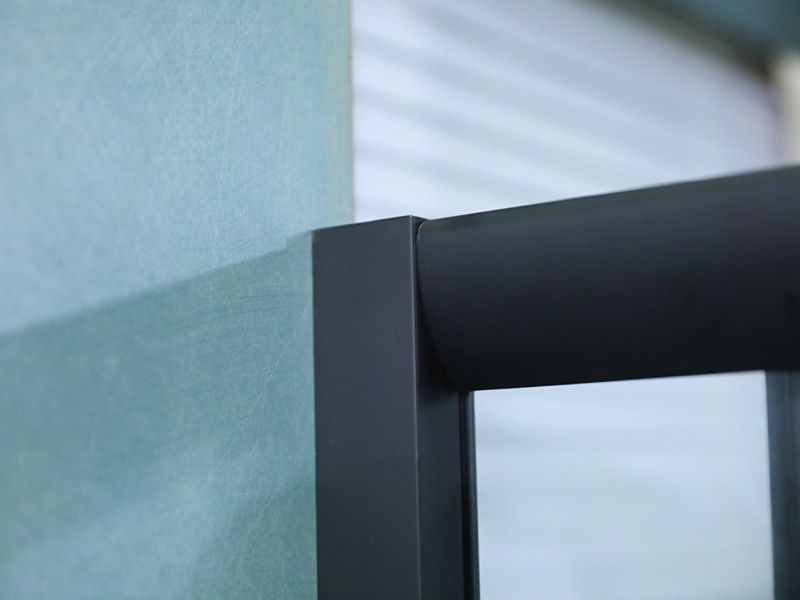 RE スライド式シャワーエンクロージャ、印刷付き透明強化ガラス、ブラックアルミニウムプロファイル、二重穴ハンドル、トレイ付き RE スライド式シャワーエンクロージャ、印刷付き透明強化ガラス、ブラックアルミニウムプロファイル、二重穴ハンドル、トレイ付き