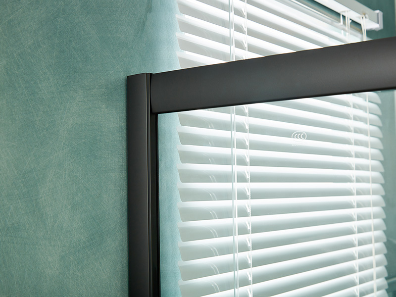 SQ スライド式シャワーエンクロージャ、透明強化ガラス、ブラックアルミニウムプロファイル、二重穴ハンドル、トレイ付き SQ スライド式シャワーエンクロージャ、透明強化ガラス、ブラックアルミニウムプロファイル、二重穴ハンドル、トレイ付き