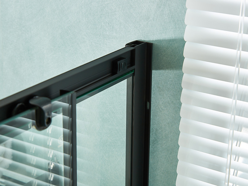 SQ スライド式シャワーエンクロージャ、透明強化ガラス、ブラックアルミニウムプロファイル、二重穴ハンドル、トレイ付き SQ スライド式シャワーエンクロージャ、透明強化ガラス、ブラックアルミニウムプロファイル、二重穴ハンドル、トレイ付き